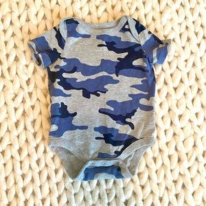 BabyGap Short Sleeve Camouflage Onesie Size 0-3 Months